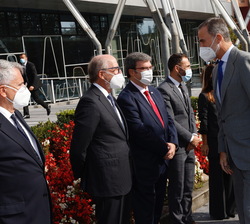 A su llegada, Su Majestad el Rey recibe el saludo de las autoridades