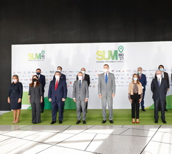 Su Majestad el Rey junto a las autoridades que le recibieron a su llegada