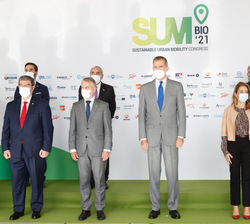 Fotografía de grupo de Su Majestad el Rey junto a las autoridades que le recibieron a su llegada