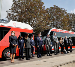 Don Felipe junto a los autobuses de energías renovables acompañado de las autoridades