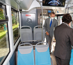Su Majestad el Rey recibe unas explicaciones sobre el autobús de hidrógeno