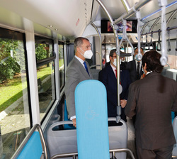 Don Felipe, acompañado de las autoridades, en el autobús de hidrógeno