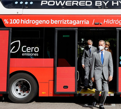 Su Majestad el Rey a su salida del autobús 100% hidrógeno