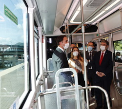 Don Felipe recibe unas explicaciones sobre el autobús eléctrico