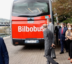Su Majestad el Rey a su salida del autobús eléctrico acompañado por las autoridades