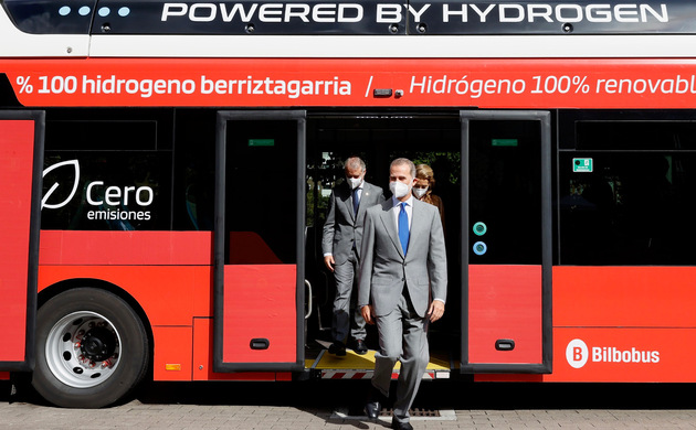 Su Majestad el Rey a su salida del autobús 100% hidrógeno