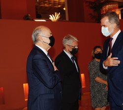 Su Majestad el Rey recibe el saludo del secretario general de la Conferencia de Ministros de Justicia de los países Iberoamericanos, Enrique Gil Boter