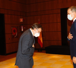 Su Majestad el Rey recibe el saludo del presidente del Consejo General del Notariado, José Ángel Martínez Sanchiz