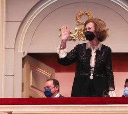 Su Majestad la Reina Doña Sofía saluda desde el Palco Real