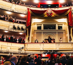 Su Majestad la Reina Doña Sofía desde el Palco Real recibe un calurosa bienvenida