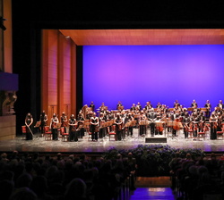 La Orquesta Sinfónica Freixenet, formada por los jóvenes talentos de la Escuela, junto con su director titular, Andrés Orozco-Estrada