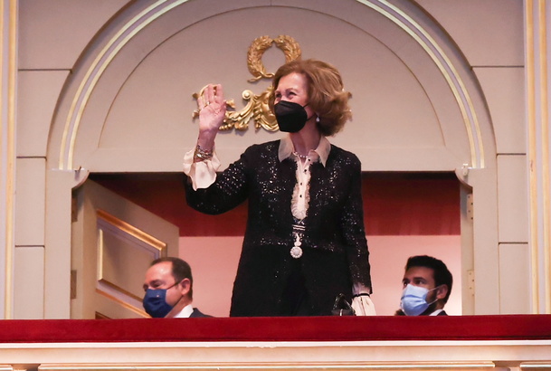 Su Majestad la Reina Doña Sofía saluda desde el Palco Real