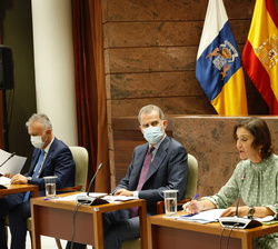 Su Majestad el Rey durante la intervención de la ministra de Industria, Comercio y Turismo, Reyes Maroto 