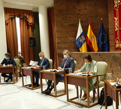 Don Felipe durante la intervención de la ministra de Industria, Comercio y Turismo, acompañado por el presidente de Canarias, el presidente del Parlam