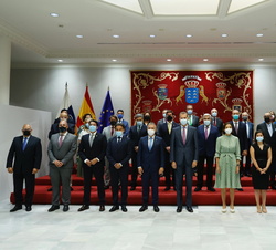 Fotografía de grupo de Su Majestad el Rey con las autoridades y representantes del Consejo Canario de Turismo 