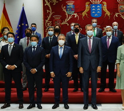 Fotografía de grupo de Su Majestad el Rey con las autoridades y representantes del Consejo Canario de Turismo 