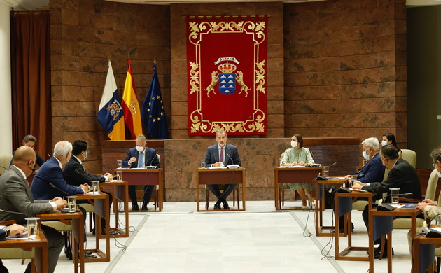 Su Majestad el Rey durante el encuentro con representantes del Consejo Canario de Turismo