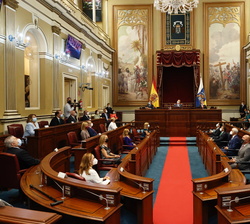 Vista general del Salón de Plenos del Parlamento de Canarias durante la proyección de un video sobre la historia del Parlamento de Canarias