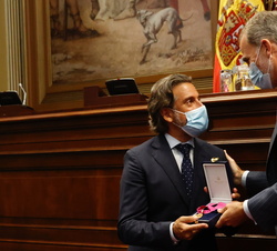 Su Majestad el Rey entrega la Medalla de Oro de la Real Academia Canaria de Bellas Artes de San Miguel Arcángel al presidente del Parlamento de Canari