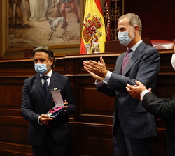 Don Felipe acompañado por el expresidente de la Real Academia Canaria de Bellas Artes de San Miguel Arcángel, tras la entrega de la Medalla de Oro de 