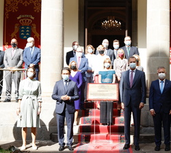Fotografía de grupo ante una placa conmemorativa