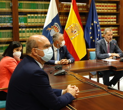 Su Majestad el Rey durante la videoconferencia con representantes del Plan de Emergencias Volcánicas de Canarias