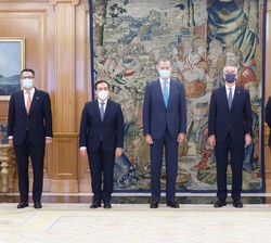Su Majestad el Rey acompañado del Sr. Jens Stoltenberg, Secretario General de la OTAN y de las autoridades presentes en el encuentro