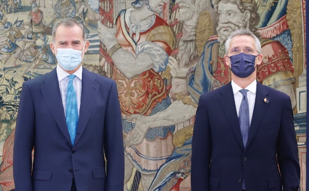 Su Majestad el Rey junto al Sr. Jens Stoltenberg, Secretario General de la OTAN