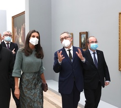 Doña Letizia durante su recorrido por la exposición, ante el retrato de María Josefa de la Soledad Alfonso-Pimentel y Téllez-Girón, XII duquesa de Ben