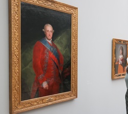 Doña Letizia ante el retrato de Carlos IV