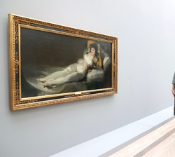 Su Majestad la Reina, acompañada del ministro Iceta, contempla la maja vestida