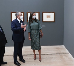 Su Majestad la Reina, esutvo acompañada en todo momento por el comisario de la exposición, Martin Schwander
