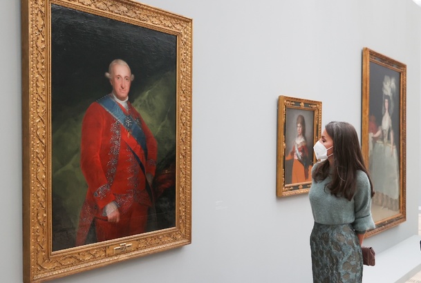 Doña Letizia ante el retrato de Carlos IV