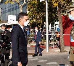Su Majestad el Rey recibe el saludo del presidente del Gobierno, Pedro Sánchez Pérez-Castejón, a su llegada a la Plaza de Lima