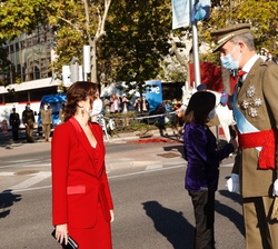 Su Majestad el Rey recibe el saludo de la presidenta de la Comunidad de Madrid, Isabel Díaz Ayuso, a su llegada a la Plaza de Lima