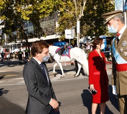 Su Majestad el Rey recibe el saludo del alcade de Madrid, José Luis Martínez-Almeida, a su llegada a la Plaza de Lima