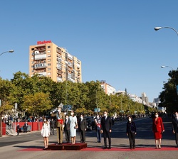 Sus Majestades los Reyes, acompañados por Su Alteza Real la Infanta Doña Sofía y de las autoridades asistentes, durante los Honores
