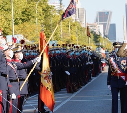 Su Majestad el Rey pasa revista a la agrupación de la Guardia Real