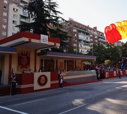 Sus Majestades los Reyes y Su Alteza Real la Infanta Doña Sofía, en la Tribuna de Honor durante el aterrizaje del paracaidista de la PAPEA con la Ense