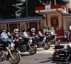 Sección de Motos de la Guardia Real a su paso por la Tribuna Real