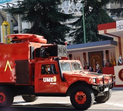 Unidad de la Unidad Militar de Emergencia a su paso por la Tribuna Real