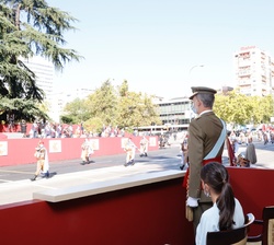 Sus Majestades los Reyes y Su Alteza Real la Infanta Doña Sofía, en la Tribuna Real durante un momento del desfile