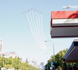 Broche final con la “Patrulla Águila” que sobrevoló el itinerario del desfile 