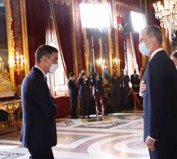 Sus Majestades los Reyes reciben el saludo del presidente del Gobierno, Pedro Sánchez Pérez-Castejón, en la recepción del Palacio Real de Madrid