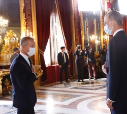 Sus Majestades los Reyes reciben el saludo del presidente del Senado, Ander Gil García, en la recepción del Palacio Real de Madrid
