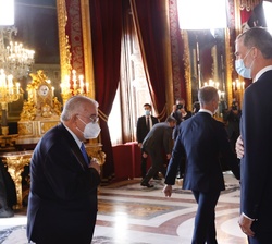 Don Felipe y Doña Letizia son saludados por el presidente del Tribunal Constitucional, Juan José González Rivas, en la recepción del Palacio Real de M