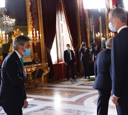 Sus Majestades los Reyes reciben el saludo del presidente del Consejo General del Poder Judicial, Carlos Lesmes Serrano, en la recepción del Palacio R