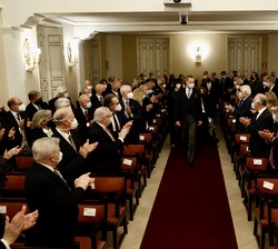 Don Felipe accede al salón de actos de la Real Academia de la Historia