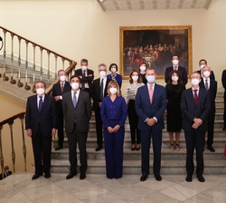 Don Felipe junto a las autoridades asistentes