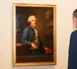 El Rey contempla una de las obras expuestas